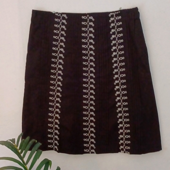 Lucy and Laural Black Skirt w/ White Embroidery, Cotton/Spandex, Size 8 - Picture 1 of 5